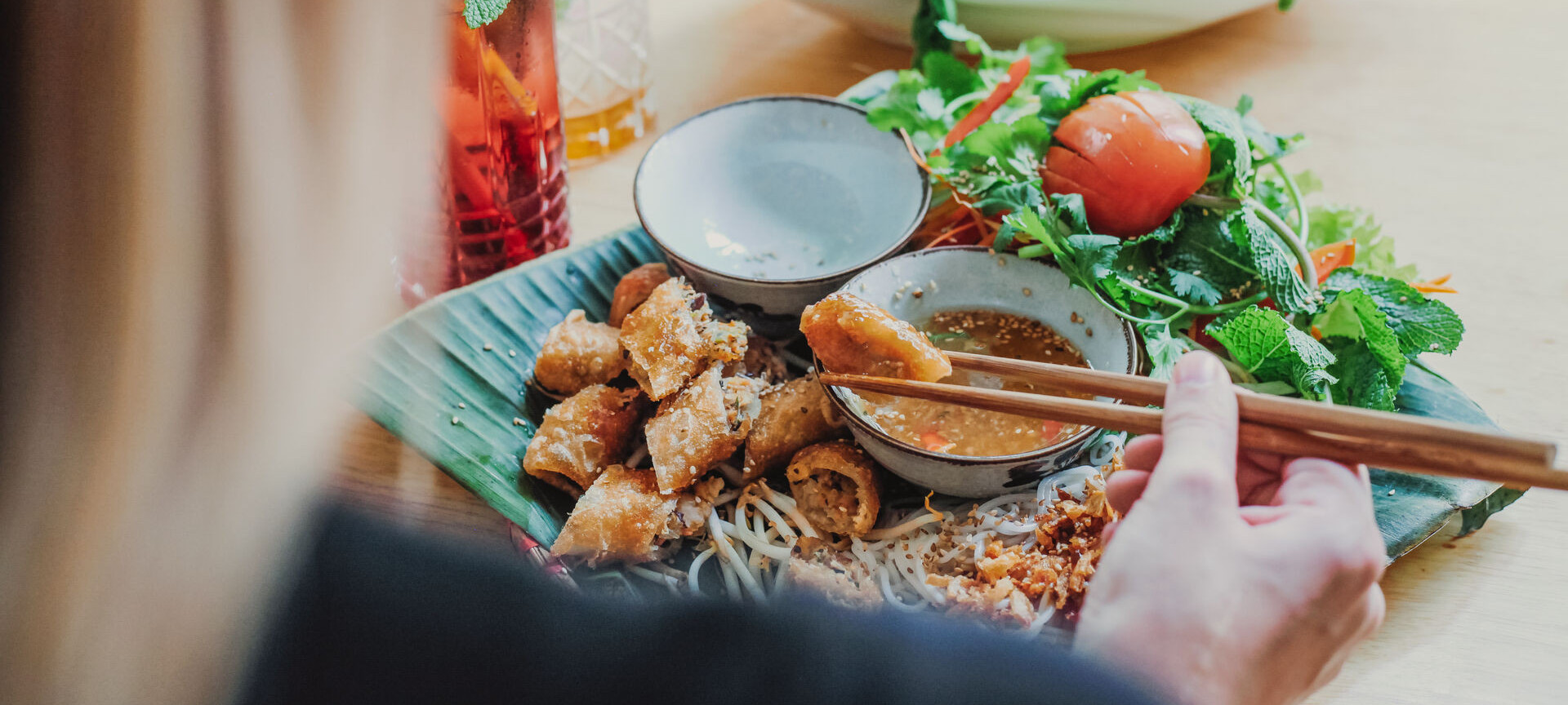 Asiatisches Essen auf dem Teller